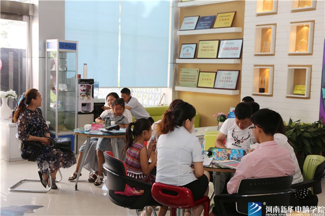 全家總動員來新華為孩子找出路