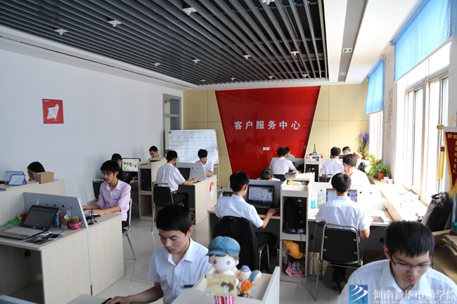 河南新華電腦學院淘寶創業中心的學生實訓中.jpg