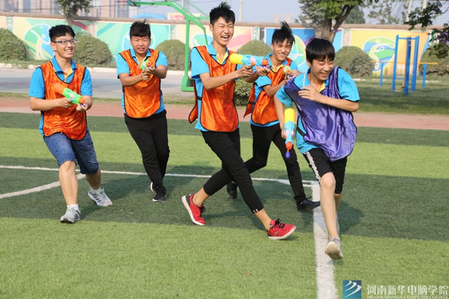 戶外素質拓展課 培養學生團隊協作精神