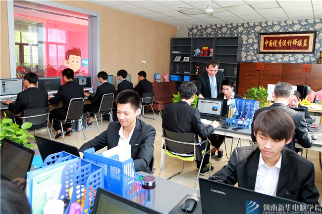 河南新華電腦學院學子在校參加企業項目實訓
