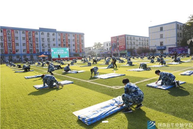 河南新華電腦學院新生疊軍被大賽 展現學子精神風貌 (5).jpg