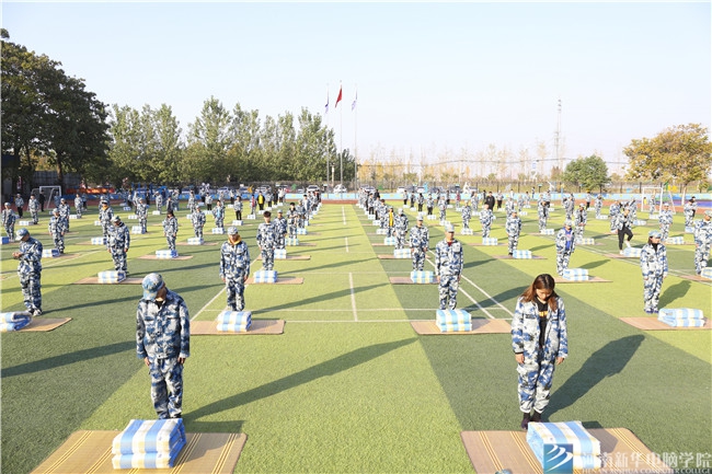 河南新華電腦學院新生疊軍被大賽 展現學子精神風貌 (8).jpg