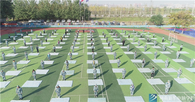 河南新華電腦學院新生疊軍被大賽 展現學子精神風貌 (9).jpg