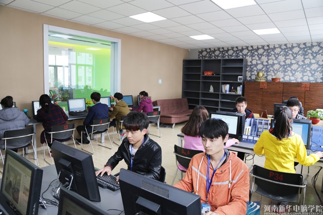 河南新華電腦學院學子在校參加項目實訓