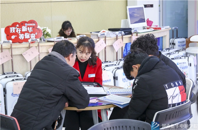 河南新華電腦學院迎來了一批批報名新生