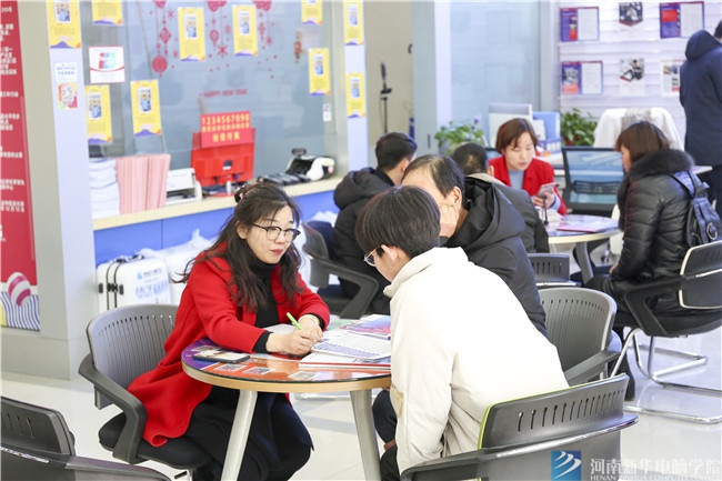 河南新華電腦學院迎來了一批批報名新生