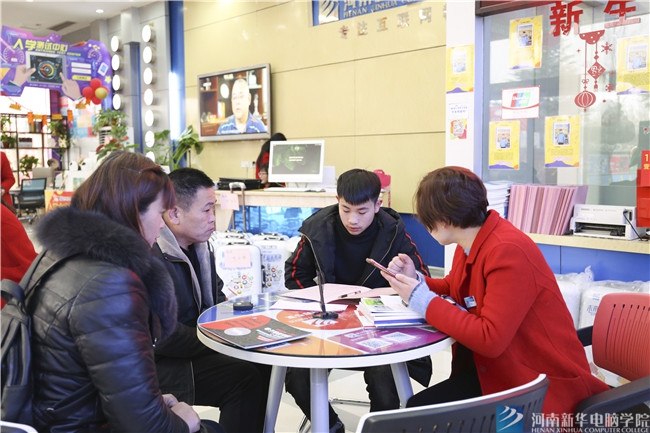 河南新華電腦學院迎來了一批批報名新生