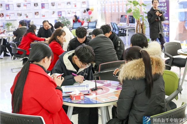 河南新華電腦學院迎來了一批批報名新生