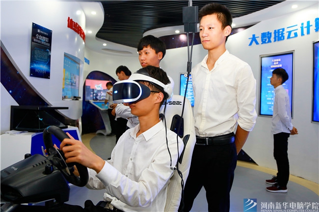 河南新華學(xué)子體驗(yàn)互聯(lián)網(wǎng)高科技.jpg