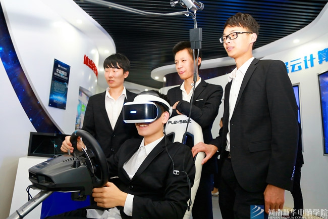 河南新華電腦學院學子體驗互聯網高科技.jpg