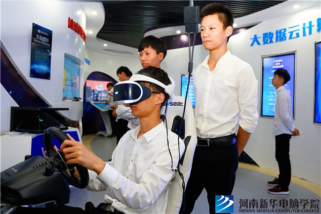 河南新華學子體驗互聯網高科技.jpg